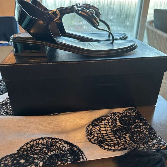 Chanel patent flower sandals - Picture 5 of 7